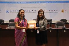 Prof. Zhang Xilin presenting a memento from SWMU to SOLCIL.JPG